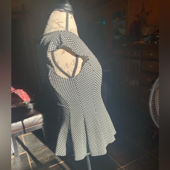 ‼️SOLD‼️Sleeveless Blouse w Raised PolkaDots & Flared Bottom Flattering! - Picture 8 of 13